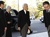 Japonsk csa Akihito a csaovna Miiko pijeli uctt pamtku obt loskho zemtesen.