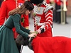 Vévodkyn z Cambridge upevuje trojlístek za obojek vlkodava Conmeala, který je maskotem irské stráe.