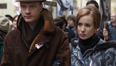 Hlavní postava - tehdej�í advokátka Dagmar Bure�ová (na snímku z natá�ení Tatiana Pauhofová, Jan Buda� hraje jejího man�ela). 