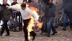 Bí se nkolikrát. Maximum ze sebe musí vydat nejen kaskadér, ale i táb a komparz.