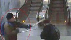 Dchodce zmltil v metru cestujcho berlemi