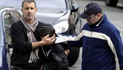 Dva mu�i ut�ují chlapce, který byl sv�dkem st�elby