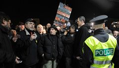 Demonstranti p�ed �eskou televizí.