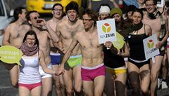 Mladí podpo�ili fair trade b�hem ve spodním prádle.