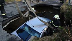 Tmetrov krter v Praze pohltil auto