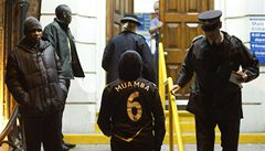 Mu v dresu Muamby míí do nemocnici, ce které je hospitalizován Fabrice Muamba.