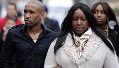 Jermaine Defoe s matkou na náv�t�ve Fabrice Muamby v nemocnici. 