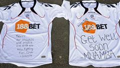 Dresy se vzkazy pro Fabrice Muambu p�ed stadionem Boltonu.