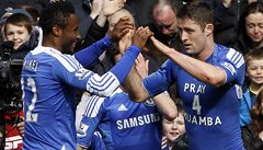 Gary Cahill z Chelsea podpo�il Muambu.