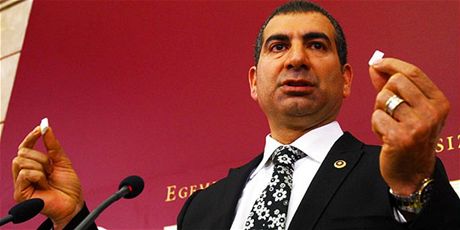 Turecký poslanec Yildiray Sapan propaoval do parlamentu drogy