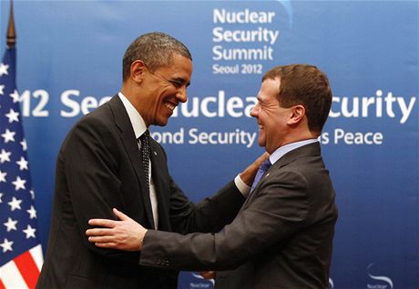 Zrádné mikrofony. Americký prezident Barack Obama ádal Dmitrije Medvedva o as. Po volbách prý bude povolnjí.