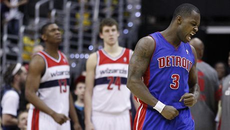 Basketbalista Detroitu Rodney Stuckey (vpravo) rozhodl dv setiny sekundy ped koncem zápas NBA. Hrái Washingtonu Kevin Seraphin  a Jan Veselý smutní v pozadí