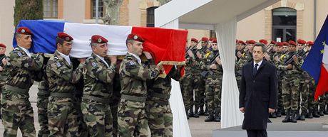 Nicolas Sarkozy na pohbu voják, které zabil Mohamed Merah