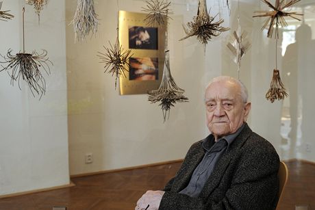 René Roubíek na výstav svých lustr.