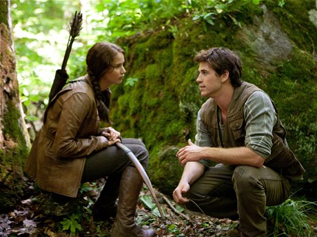 Chudina jak ze žurnálu. Katniss (Jennifer Lawrenceová) a její přítel z dětství Gale (Liam Hemsworth) – i utlačovaní musejí vypadat jak manekýni. 