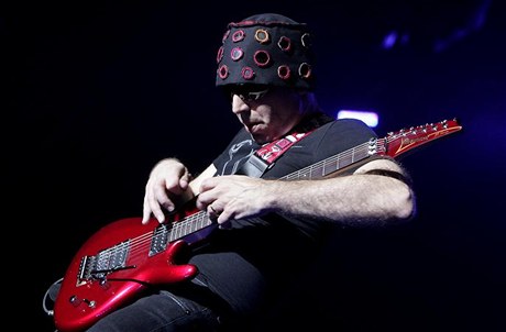 Joe Satriani na snímku z roku 2008