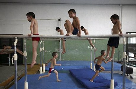 Čínské děti cvičí v gymnastickém centru v Pekingu