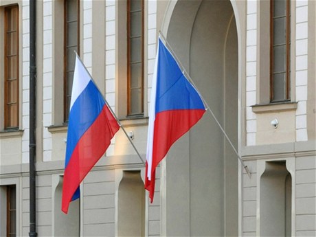 Na druhém nádvoí Praského hradu visela pi návtvách ruského státníka na estném míst vlevo ruská vlajka. 