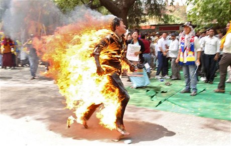 Na protest proti ínské okupaci Tibetu se zapálil dalí Tibean