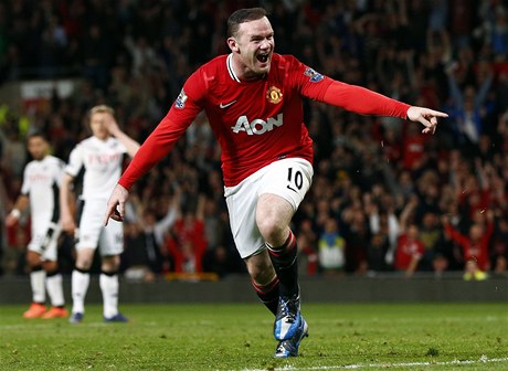 Kanonýr Manchesteru United Wayne Rooney slaví gól do sítě fotbalistů Fulhamu 