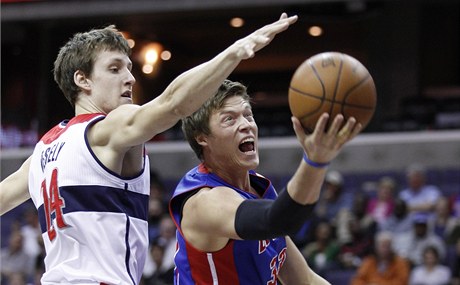 eský basketbalista Washingtonu WIzards Jan Veselý (vlevo) blokuje Jonase Jerebka z Detroitu Pistons 