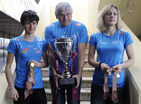 Rychlobruslaka Martina Sáblíková (vlevo), Karolína Erbanová a reprezentaní trenér Petr Novák po skonení sezony 