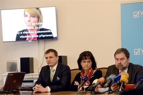 Tisková konference VV. Zleva pedseda poslaneckého klubu Vcí veejných (VV) Vít Bárta, místopedsedkyn strany Dagmar Navrátilová a pedseda VV Radek John. 