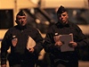 Francouzská protiteroristická jednotka zaútoila dnes veer s píchodem tmy na byt, ve kterém se zabarikádoval extremista