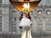Modelku ve svatebních atech s nejdelí vlekou vynesl balon do vzduchu.