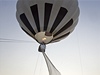 Horkovzduný balon vystoupal vzhru, aby vynikla délka svatební vleky. Ta má necelé ti kilometry.