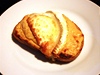 Paíský chléb s kozím sýrem je obyejná umava s hoicí a dvma rozpeenými kusy sýra.