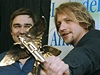 Písniká Tomá Klus získal ceny Andl jako zpvák roku a za album roku Racek. Vlevo je kytarista Jií Kuerovský. 