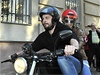 Roman Týc opoutí se svou pítelkyní na motorce vznici na Pankráci.
