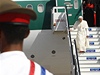 Pape vystupuje z letadla