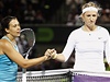 Svtová jednika Viktorie Azarenková (vpravo) gratuluje francouzské tenistce Marion Bartoliové k vítzství