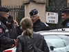 Policisté ped domem, kde vrah z Toulouse strávil poslední okamiky ivota.