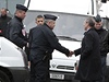 Francouzský ministr vnitra Claude Gueant si potásl rukou s policisty, kteí hlídkovali ped domem, kde se vrah skrýval.