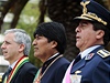 Na snímku je bolivijský prezident Evo Moráles, viceprezident Alvaro Garcia Linera  a  éf ozbrojených sil Tito Gandarillas