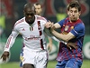 Clarence Seedorf (vlevo) a Lionel Messi