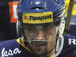 tvrtfinle play off hokejov extraligy Vtkovice Steel - Pardubice. Viktor Ujk z Vtkovic dal v utkn ti branky a pokoil hranici 400 vstelench branek v extralize