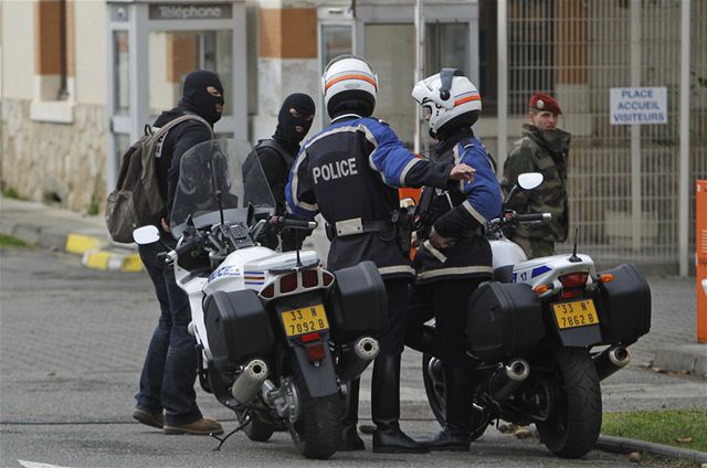 Policisté p�ed domem, kde se zabarikádoval úto�ník