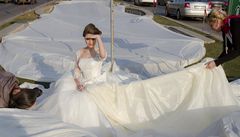 Šaty s nejdelší vlečkou na světě ušili v Bukurešti