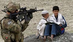 Muž v afghánské uniformě zastřelil vojáky NATO