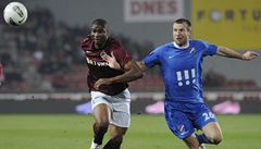Sparta Praha - Baník Ostrava. Leonard Kweuke ze Sparty (vlevo) a Benjamín Vomá�ka z Baníku