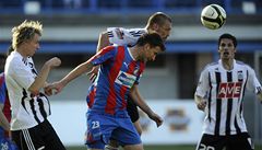 Viktoria Plze - Dynamo eské Budjovice. Marek Bako z Plzn (uprosted v popedí) a Tomá epka z eských Budjovic (vzadu)