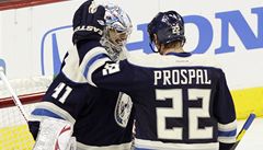 �eský hokejista Václav Prospal se raduje z branky spolu s branká�em Columbusu Blue Jackets Allenem Yorkem