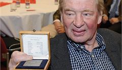 Bývalý hokejista Jaroslav Holík dostal hlavní cenu Českého klubu fair play za rok 2011 za celoživotní postoj