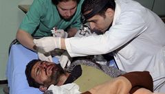 Syrsk chirurg operuje i lc a sbrakou
