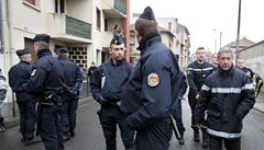 Policisté p�ed domem, kde se zabarikádoval úto�ník