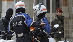 Policisté p�ed domem, kde se zabarikádoval úto�ník